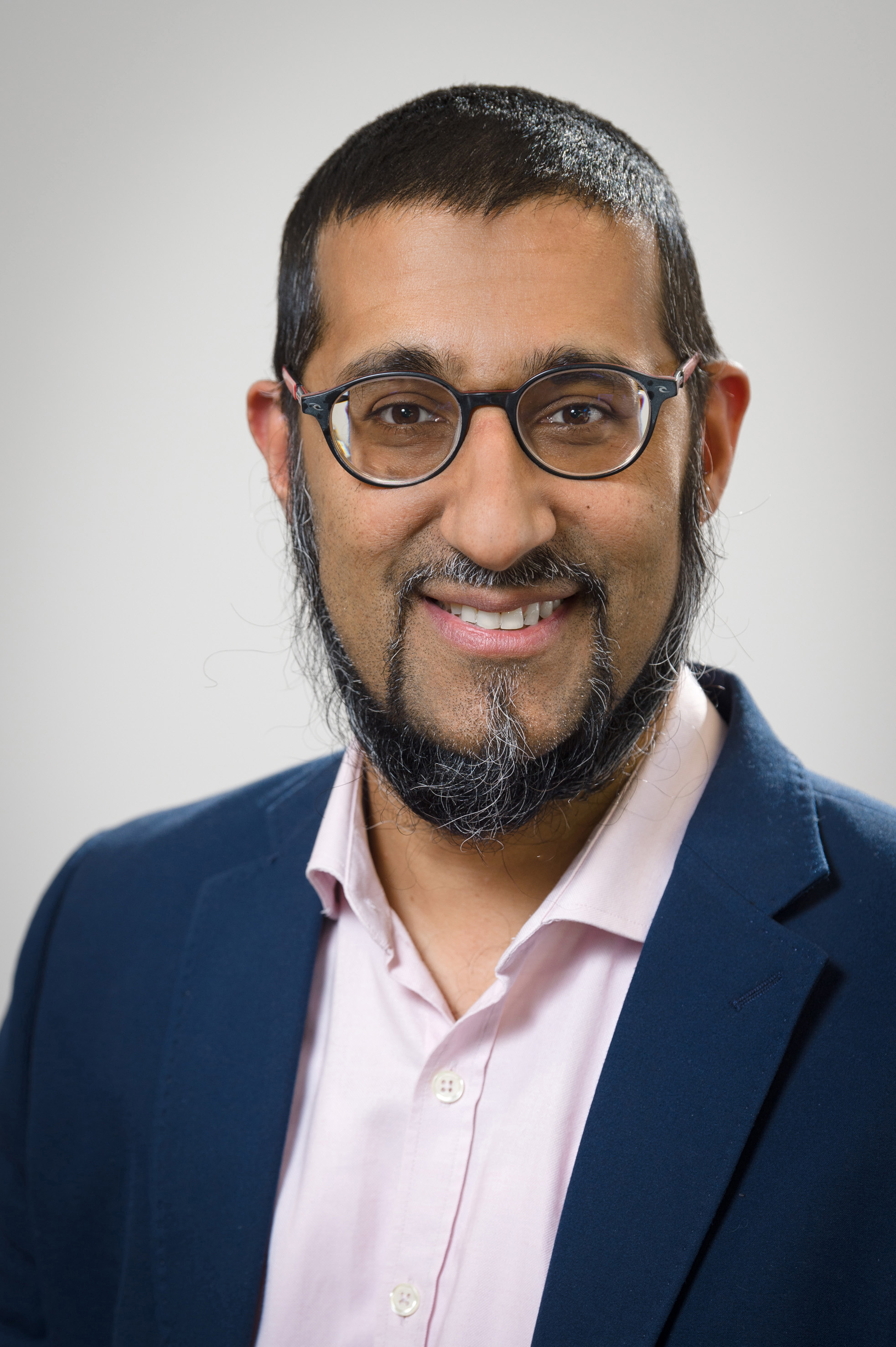 Dr Abdealy-Sheeraz Moussadjy, chirurgien orthopédiste, portrait en veste bleu marine